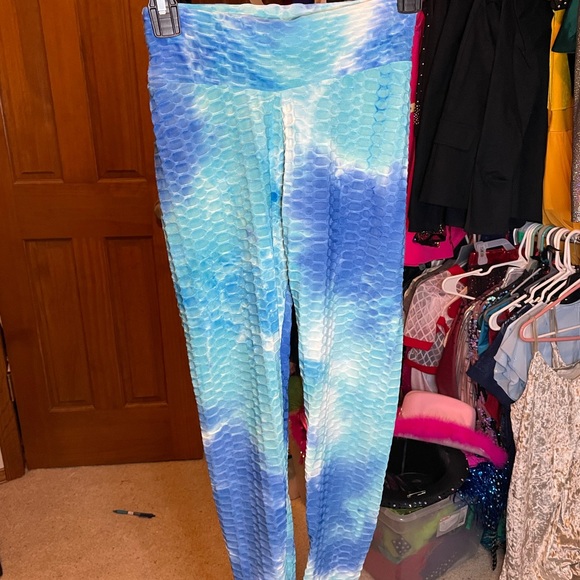 Blue tie dye butt scrunch leggings NEW - Picture 6 of 8